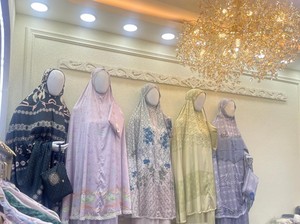 Mukena Ini Laris di Tanah Abang untuk Lebaran 2025, Bahan Silk Berhias Renda