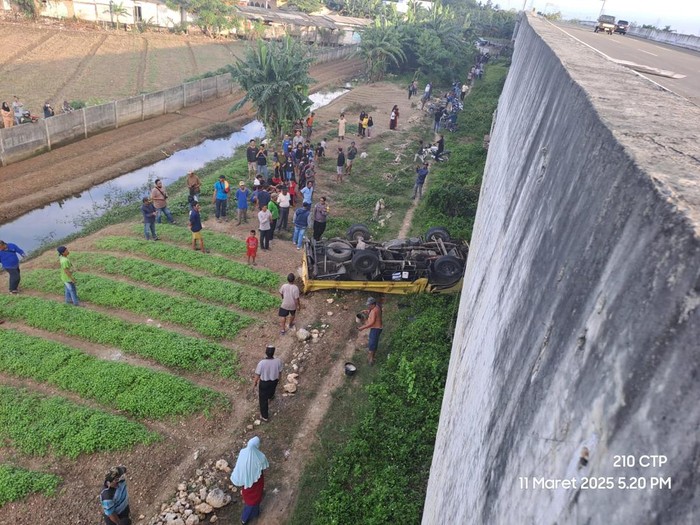 Truk terjun di Tol Cibitung-Priok, Selasa (11/3/2025) sore.