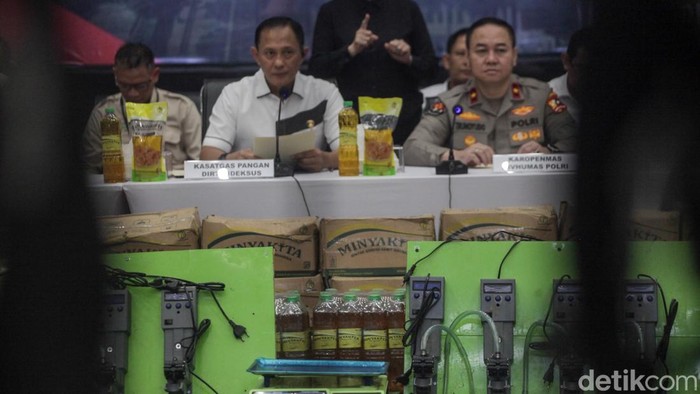Tumpukan Barang Bukti Minyakita yang Isinya Dikurangi Bareskrim Polri mengungkap modus licik pabrik Minyakita kemasan 1L yang isinya ternyata hanya 750-800 ml. Polisi menetapkan 1 orang tersangka pada kasus ini.