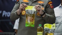 Berdasarkan hasil pemeriksaan penyidikan terhadap tersangka, bahan baku minyak tersebut usaha tersebut didapatkan bahan bakunya dari PT ISJ melalui trader bernama D di daerah Bekasi dengan harga Rp 18.100/kg.  