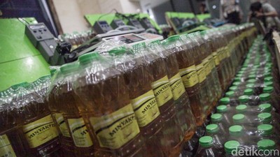 Tumpukan Barang Bukti Minyakita yang Isinya Dikurangi