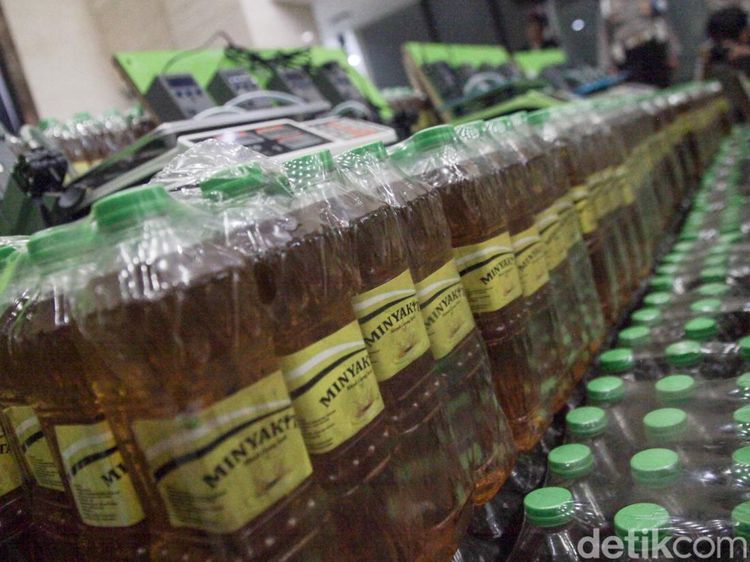 Tumpukan Barang Bukti Minyakita yang Isinya Dikurangi