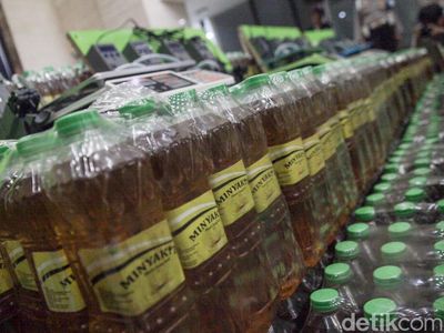 Tumpukan Barang Bukti Minyakita yang Isinya Dikurangi