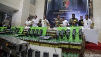 Begini penampakan MinyaKita yang isinya dikurangi beserta barang bukti lainnya.   