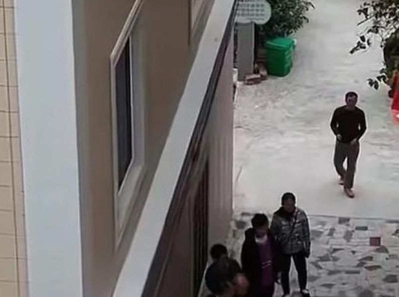 turis yang mengantre di luar rumah tempat tumbuhnya Liang Wenfeng