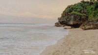 Pemandangan di Pantai Latulawang