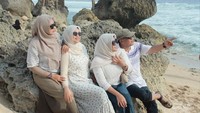 Foto bersama keluarga di Pantai Latulawang