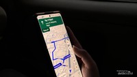Ilustrasi penggunaan Google Maps saat berpergian