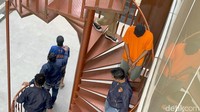Imam menyebutkan ada 7 pelaku yang diamankan. Mereka memiliki peranan dan latar belakang yang berbeda. Salah satunya pecatan TNI sebagai penyandang dana dan pembeli senpi di Distrik Puncak Jaya Papua.