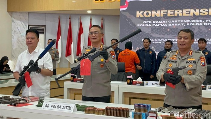 ungkap kasus senjata rakitan untuk KKB di Polda Jatim
