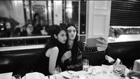 Sebelum memiliki anak, artis kelahiran 1990 ini tampak sering menghadiri berbagai acara fashion di luar negeri. Tentu, ia juga tidak melewatkan untuk jajan di sana. Foto: Instagram @vaelovexia