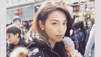 Jajanan yang paling sering Velove bagikan di media sosial adalah es krim. Ini salah satu momen ketika wanita yang lahir di Manado itu jajan es krim di Jepang. Foto: Instagram @vaelovexia