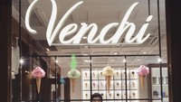 Terlihat lagi momen ketika istri Zakry Sulisto itu menikmati es krim yang ia beli di gerai Venchi di Italia. Tampaknya ia pesan es krim rasa cokelat. Foto: Instagram @vaelovexia