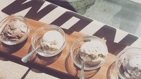 Wanita yang kuliah di University Santa Monica, Los Angeles, Amerika Serikat itu menunjukkan es krim yang hendak ia nikmati. Kurang lebih tersaji empat cup es krim. Foto: Instagram @vaelovexia