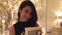 Tahun 2016, ibu satu anak ini menunjukkan momen ulang tahunnya. Ia gembira karena diberi kue ulang tahun dengan desain yang lucu dan personal. Foto: Instagram @vaelovexia