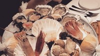 Selain es krim dan dessert, istri pengusaha ini juga sempat menunjukkan hidangan seafood segar yang ia nikmati di restoran Langisteria, Milan. Foto: Instagram @vaelovexia
