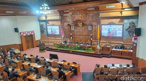 Wakil Wali Kota Denpasar I Kadek Agus Arya Wibawa saat menyampaikan RPJMD 2025-2029 dalam rapat paripurna ke-5 masa persidangan I DPRD Kota Denpasar, Selasa (11/3/2025). (Foto: Ni Made Lastri Karsiani Putri/detikBali)