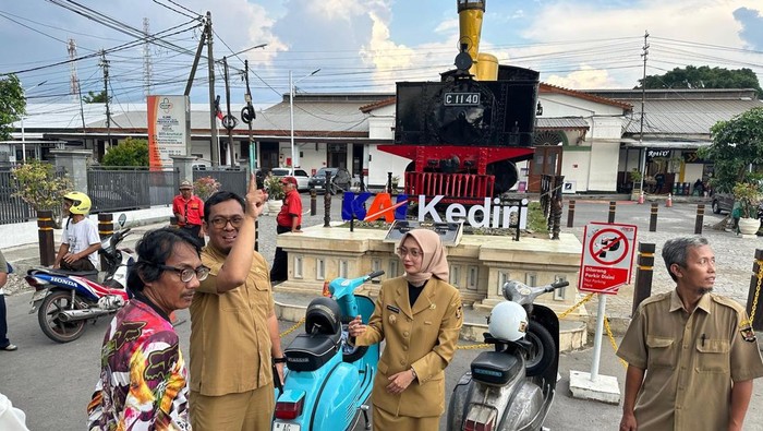 Wali Kota Kediri Vinanda Prameswati saat melakukan survei pedestrian di sekita Stasiun Kota Kediri.