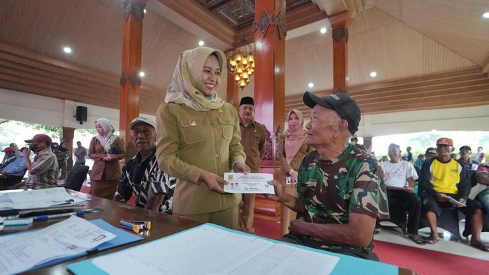 Wali Kota Mojokerto Ika Puspitasari menyerahkan langsung bansos