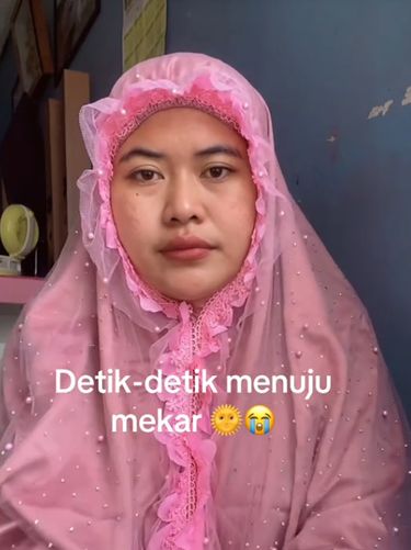 Wanita ini mengunggah dirinya yang memakai mukena mekar bikin ngakak, mendadak viral di media sosial.