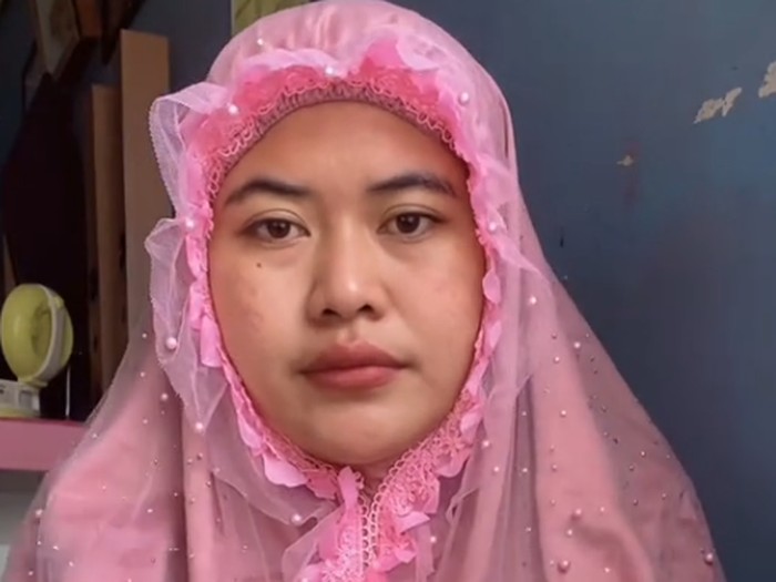 Wanita ini mengunggah dirinya yang memakai mukena mekar bikin ngakak, mendadak viral di media sosial. Wanita ini mengunggah dirinya yang memakai mukena mekar bikin ngakak, mendadak viral di media sosial.