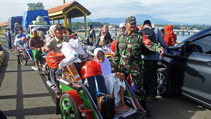 Warga Pulau Sapudi mudik awal di Pelabuhan Jangkar Calon penumpang antre memasuki kapal feri Wicitra Dharma I di Pelabuhan Jangkar, Situbondo, Jawa Timur, Selasa (11/3/2025). Warga Pulau Sapudi Sumenep mulai mudik lebih awal untuk menghindari kepadatan penumpang pada arus mudik Lebaran 2025. ANTARA FOTO/Seno/foc.