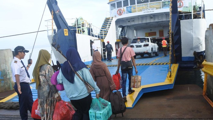 Calon penumpang antre memasuki kapal feri Wicitra Dharma I di Pelabuhan Jangkar, Situbondo, Jawa Timur, Selasa (11/3/2025). Warga Pulau Sapudi Sumenep mulai mudik lebih awal untuk menghindari kepadatan penumpang pada arus mudik Lebaran 2025. ANTARA FOTO/Seno/foc.