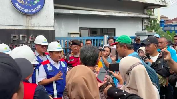 Wawalkot Depok, Chandra Rahmansyah, mendatangi lokasi tangki air kapasitas 10 juta liter di Kecamatan Pancoran Mas yang keberadaannya ditolak warga. (dok Istimewa)