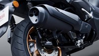 Salah satu perubahan signifikan adalah pada sektor knalpot. Yamaha mengganti knalpot Xmax beserta pelindungnya dengan desain baru yang lebih ringan. Disebutkan knalpot  ini lebih ringan 800 g dibandingkan knalpot pada model sebelumnya. Foto: Dok. Yamaha