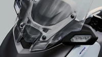 Selain itu, windscreen atau kaca depan kini juga dilengkapi dengan fitur pengaturan elektrik. Pengendara dapat menyesuaikan tinggi windshield dalam rentang 100 mm hanya dengan menekan sakelar di setang kiri. Bentuk pelindung depan, cover lampu sein, dan spoiler juga telah diperbarui, meningkatkan aerodinamika dan perlindungan terhadap angin saat berkendara. Foto: Dok. Yamaha