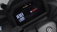 Di sektor tampilan, Yamaha Xmax 250 2025 mengadopsi layar yang sebelumnya digunakan pada XMAX 300. Kini, motor ini dilengkapi dua layar, yakni TFT berukuran 4,2 inci dan LCD 3,2 inci yang ditempatkan dampingan. Kombinasi ini mempermudah pengendara dalam membaca informasi dan navigasi saat di perjalanan. Foto: Dok. Yamaha