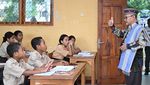 Potret Abdul Muti Mendadak Jadi Guru saat Berkunjung ke SMPN 1 Komodo