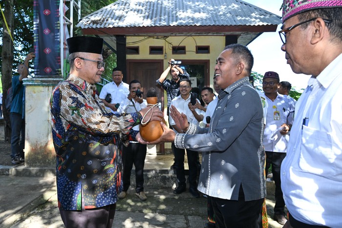 Abdul Mu'ti mengunjungi SMP N 1 Komodo di Labuan Bajo pada Rabu pagi (12/3/2025). Abdul Mu'ti mengunjungi SMP N 1 Komodo di Labuan Bajo pada Rabu pagi (12/3/2025).