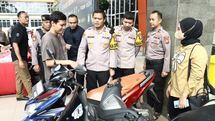 Ahmad Indrajit saat menerima motornya dari Kapolres Gresik AKBP Rovan
