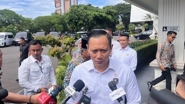 Menko Infrastruktur dan Pembangunan Kewilayahan Agus Harimurti Yudhoyono (AHY) di kompleks Istana Kepresidenan, Jakarta, Rabu (12/3/2025).