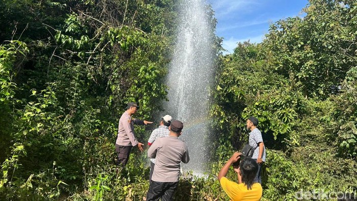 anggota polres Sumenep melihat kondisi air dilokasi