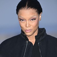 Tyra Banks tidak malu membahas tentang kekurangannya. Mantan model Victoria’s Secret ini sering kali bercanda tentang bentuk tubuh yang berisi dan dahi lebar. Dia mengatakan berutang karier pada dahinya, dan mengakui, Jika saya tidak memiliki dahi yang tinggi, saya akan terlihat terlalu komersial, dan saya tidak akan mampu memiliki karier yang bergengsi,” tuturnya. Foto: Stephane Cardinale - Corbis/Corbis via Getty Images