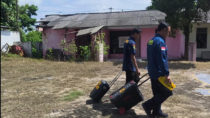 Asrama polisi Polsek Ujungpangkah Gresik lokasi ditemukan kerangka manusia dalam mobil