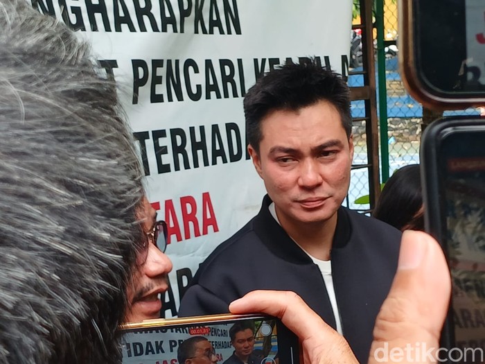 Baim Wong Baim Wong menghadiri sidang cerai tanpa Paula Verhoeven.