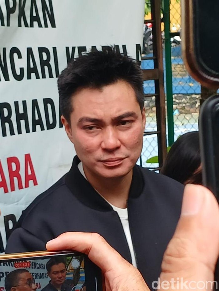 Baim Wong menghadiri sidang cerai tanpa Paula Verhoeven.
