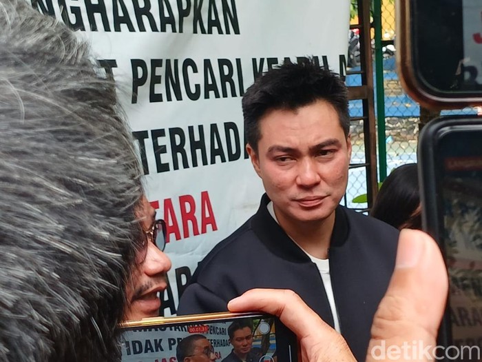 Baim Wong menghadiri sidang cerai tanpa Paula Verhoeven.