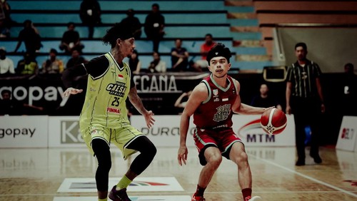 Point Guard Bali United, Irvine Kurniawan (kanan) dihadang Poin Guard Pasific Caesar Surabaya, Frank Victor Johnson dalam lanjutan IBL 2025, Rabu (12/3/2025) di GOR Purna Krida, Kerobokan.
