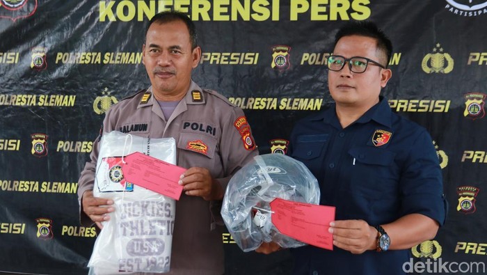 Barang bukti berupa helm yang diamankan dari pelaku perampasan berbalut perang sarung di Ngemplak beberapa waktu lalu.