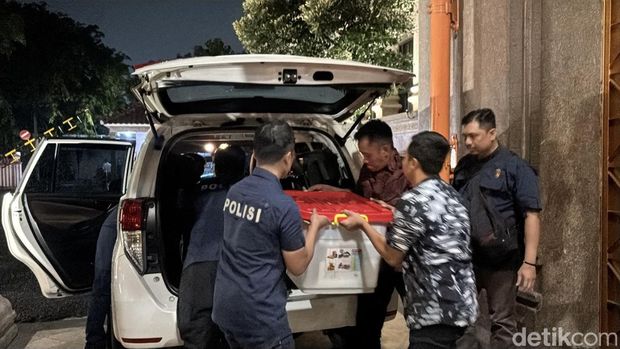 bareskrim geledah ptpn I regional 4 Surabaya