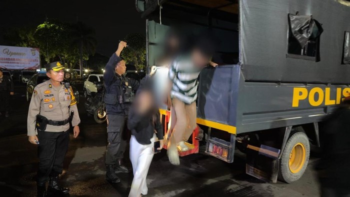Belasan orang diamankan dari razia di penginapan di Bandar Lampung.