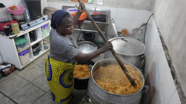 Berbagi Makanan untuk Warga Kurang Mampu di Nigeria saat Ramadan