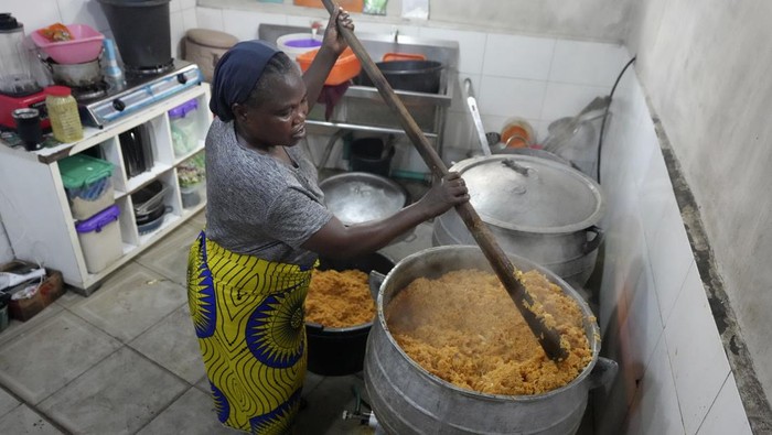 Berbagi Makanan untuk Warga Kurang Mampu di Nigeria saat Ramadan Ramadan menjadi kesempatan untuk berbuat kebaikan. Salah satunya berbagi makanan kepada sesama. Seperti di negara Nigeria ini.