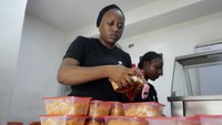 Setelah selesai, makanan siap dibungkus dan dibagikan.