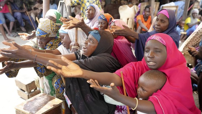 Berbagi Makanan untuk Warga Kurang Mampu di Nigeria saat Ramadan Ramadan menjadi kesempatan untuk berbuat kebaikan. Salah satunya berbagi makanan kepada sesama. Seperti di negara Nigeria ini.