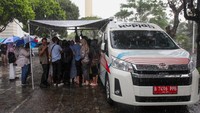 Waktu penukaran uang Rupiah melalui kas keliling dilakukan di tempat-tempat yang telah ditentuan pada tanggal dan waktu yang telah ditetapkan. Perlu diketahui bahwa layanan penukaran uang Rupiah baru ini tidak dilakukan pada hari libur nasional atau cuti bersama. ANTARA FOTO/Didik Suhartono